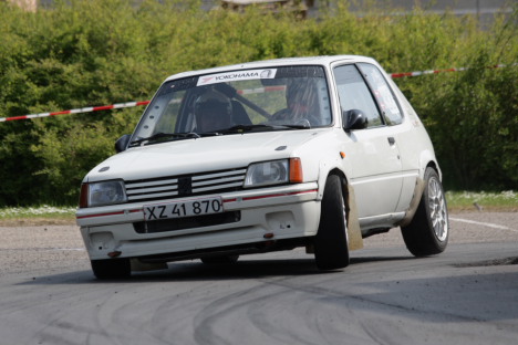 Klasse 4 vinderne Thomas Winther Nielsen og Steen Eegholm i Peugeot 205