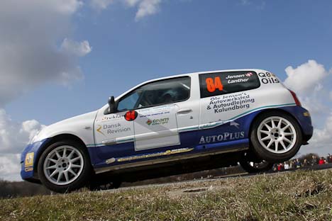 Her ses Jensen/Lanther i Renault Clio på prøve 5 med løftet baghjul.
(Foto: Bjørn Johansson / www.bjohansson.dk)