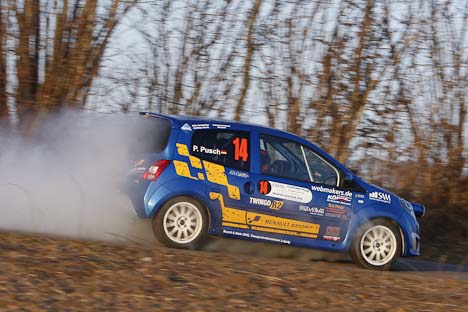 Her smider Pusch/Maulitz, i Renault Twingo R2, motorolien på vejen undervejs på torsdagens Shake Down.
(Foto: Bjørn Johansson / www.bjohansson.dk)