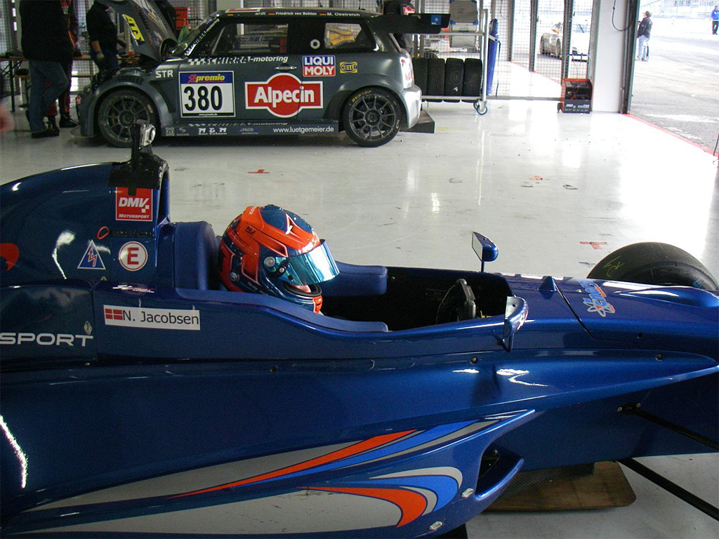 En koncentreret Nicolaj, der gør sig klar til at give den fuld hane på den tyske Grand Prix bane