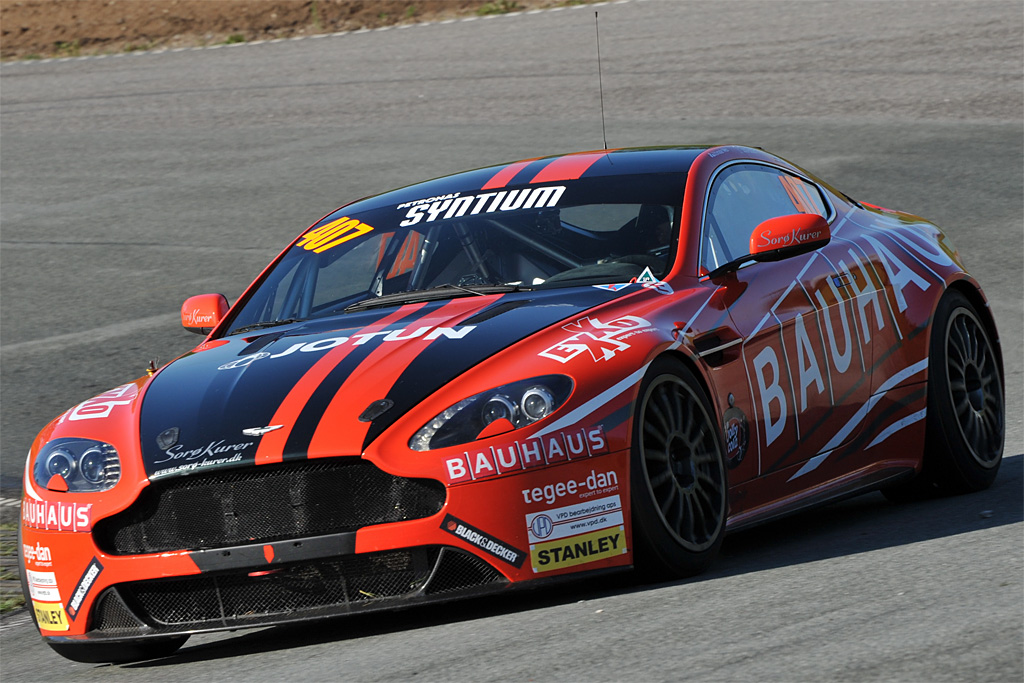 Kim Holmgaard er en af fem kørere i denne Aston Martin