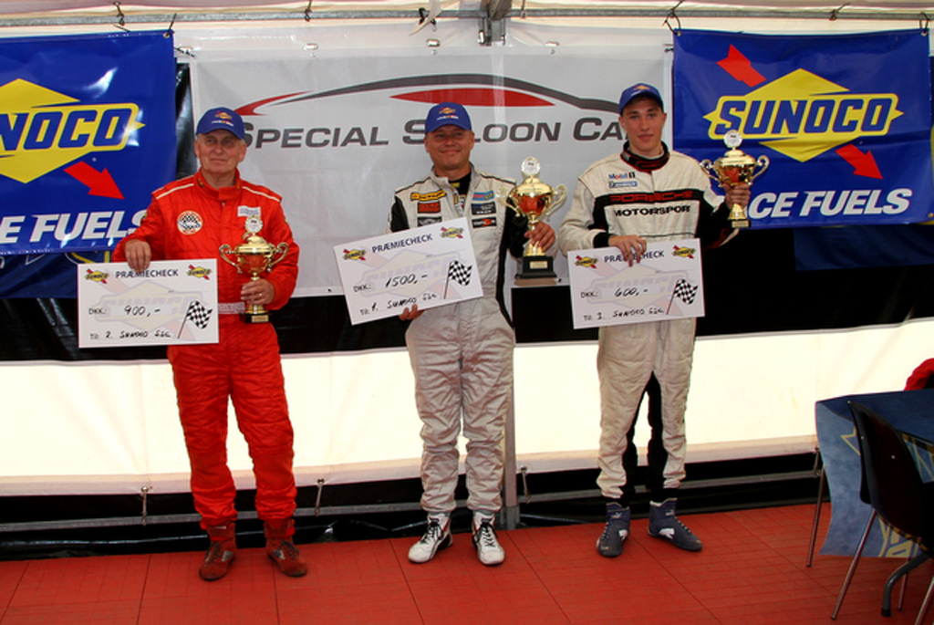 Vinderne af S-GT4 divisionen og S-GT4 Sunoco Fuel Cup: nr. 1: Christian Siepmann, nr 2: Johannes Graversen, nr 3: Mikkel O. Pedersen.
(Foto: Keld O. Dohm)