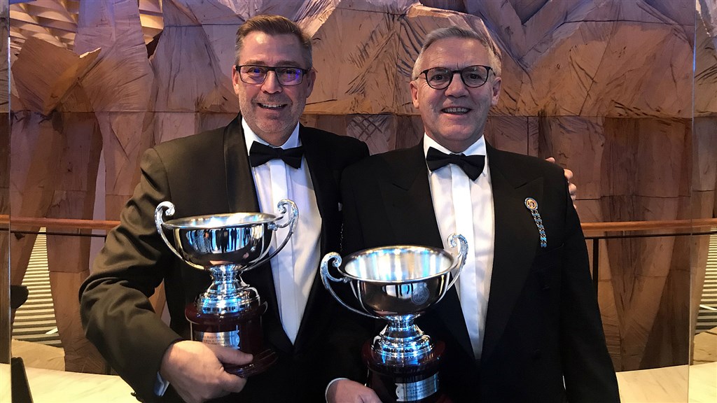 Toni Hansen og Per Brodersen sluttede i 2018 på en generel 4. plads af de 320 deltagere. De står her med pokalerne for en flotte 2. plads i deres klasse
